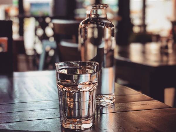 Eau du robinet ou eau en bouteille ? 12 bonnes raisons de boire plus d’eau en 2022